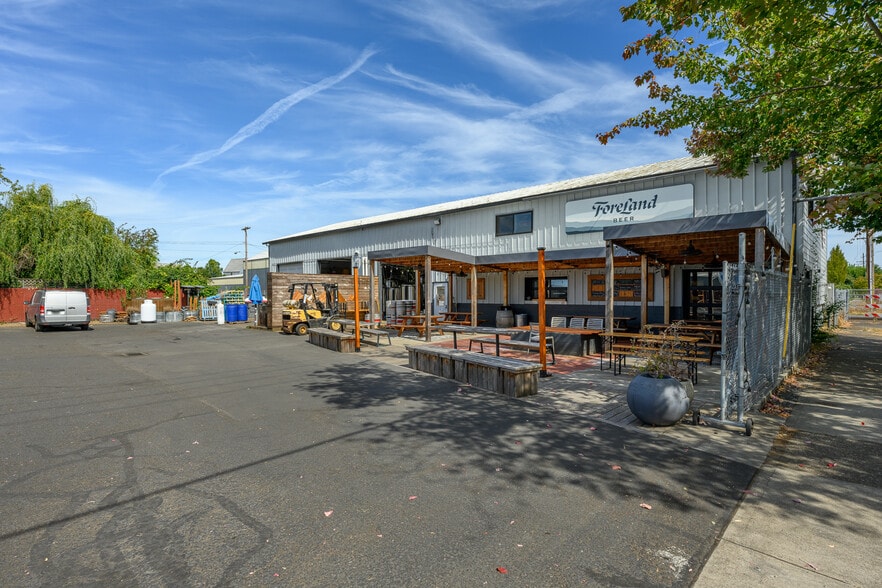 More Photos Of 777 NE 4th St, McMinnville General Retail For Lease