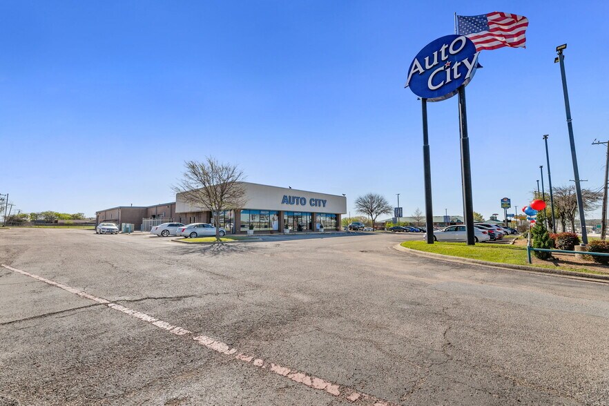 More Photos Of 940 N I-35 E, Lancaster Auto Dealership For Lease