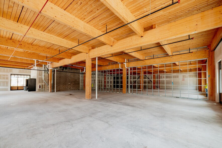 More Photos Of 705 Genesee St, Delafield Office For Lease