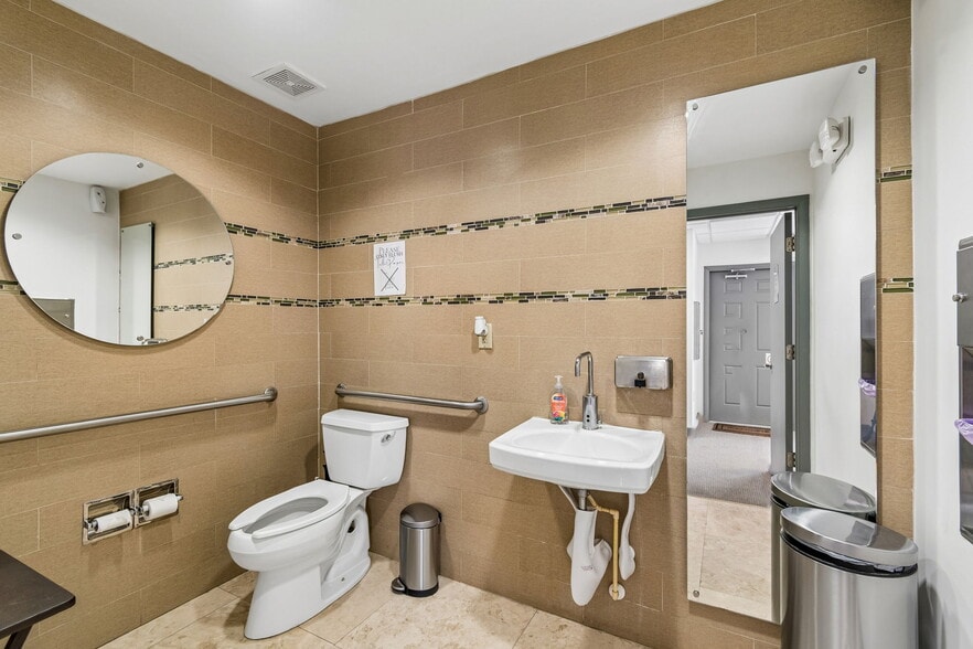 More Photos Of 13940 N Dale Mabry, Tampa Office For Sale
