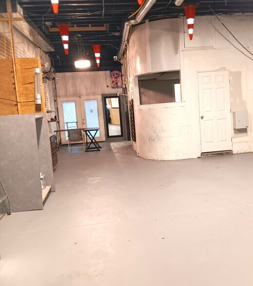 More Photos Of 4557 Dr Martin Luther King Dr, Saint Louis Light Manufacturing For Sale