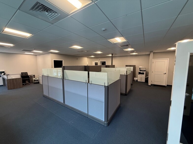 More Photos Of 671-673 NW Enterprise Dr, Port, Port Saint Lucie Manufacturing For Lease