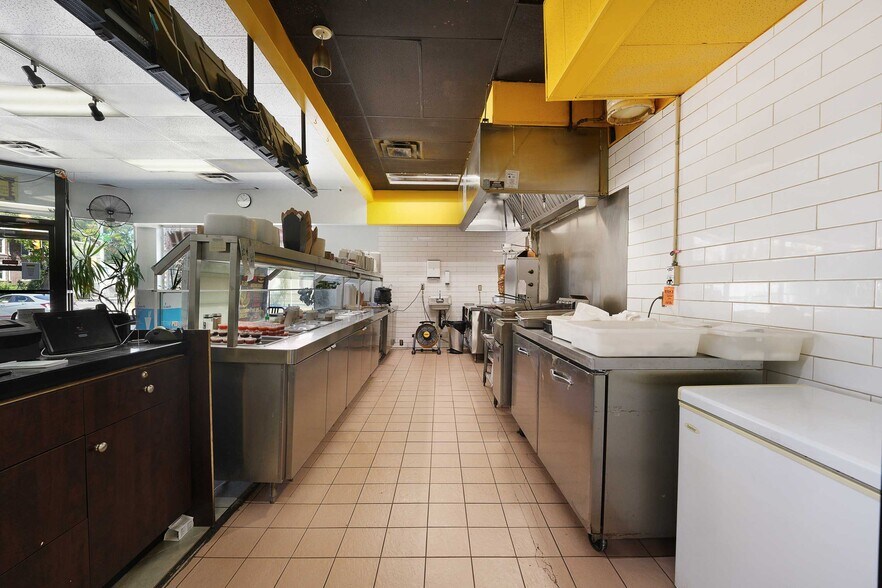 More Photos Of 1705 Wyandotte St W, Windsor Storefront For Sale