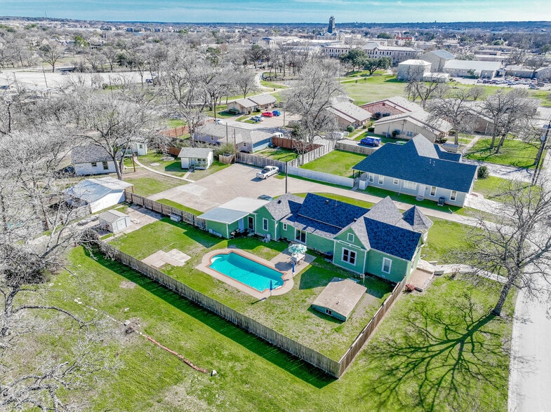 More Photos Of 512 N Travis St, Granbury Hospitality For Sale