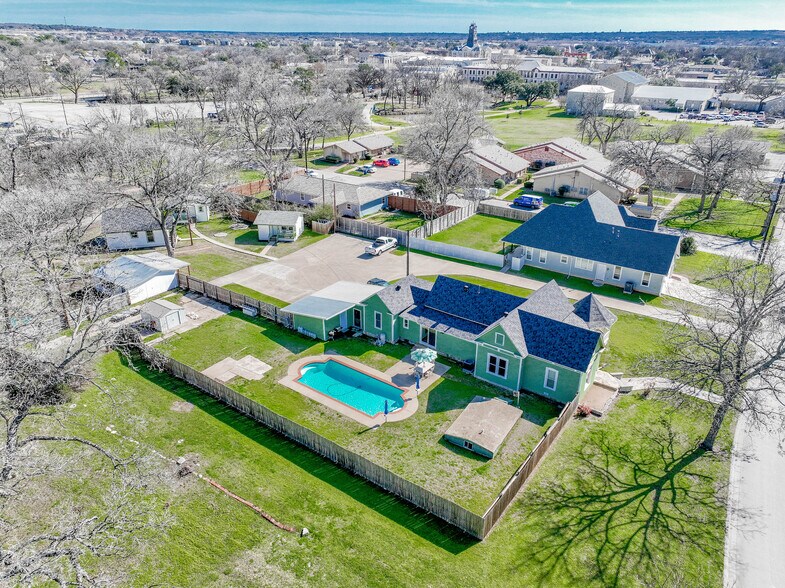 More Photos Of 512 N Travis St, Granbury Hospitality For Sale