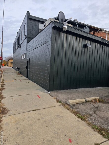 More Photos Of 327 N Shiawassee St, Corunna Storefront Retail Residential For Sale