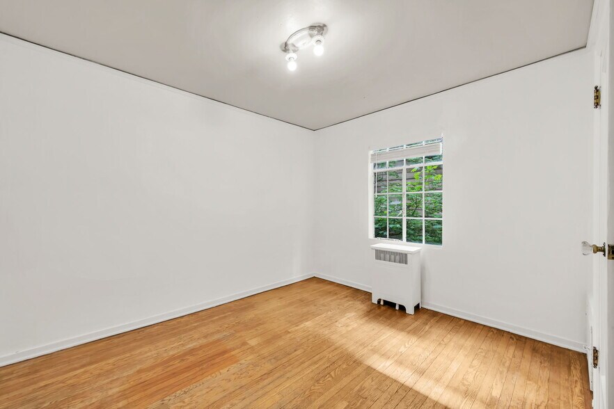 More Photos Of 2336 NW Pettygrove St, Portland Apartments For Sale