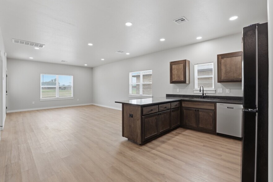 More Photos Of 3611 & 3613 Frontier Avenue, Ponca City Specialty For Sale