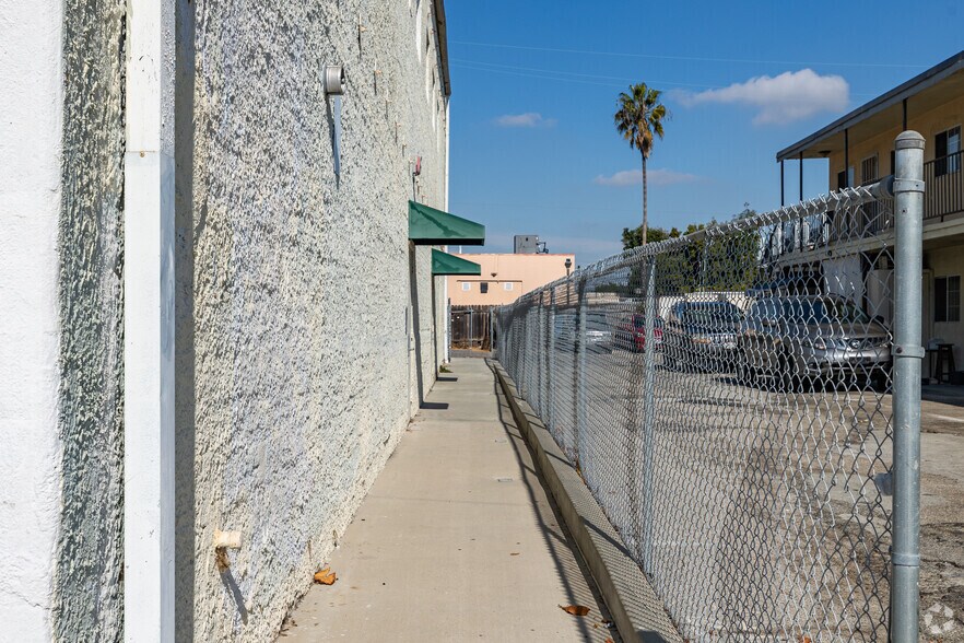 More Photos Of 4333-4335 W 147th St, Lawndale Office For Sale