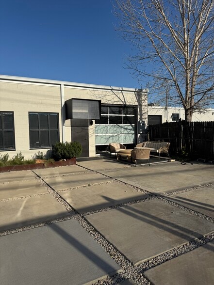 Primary Photo Of 4766-4768 Memphis St, Dallas Showroom For Lease
