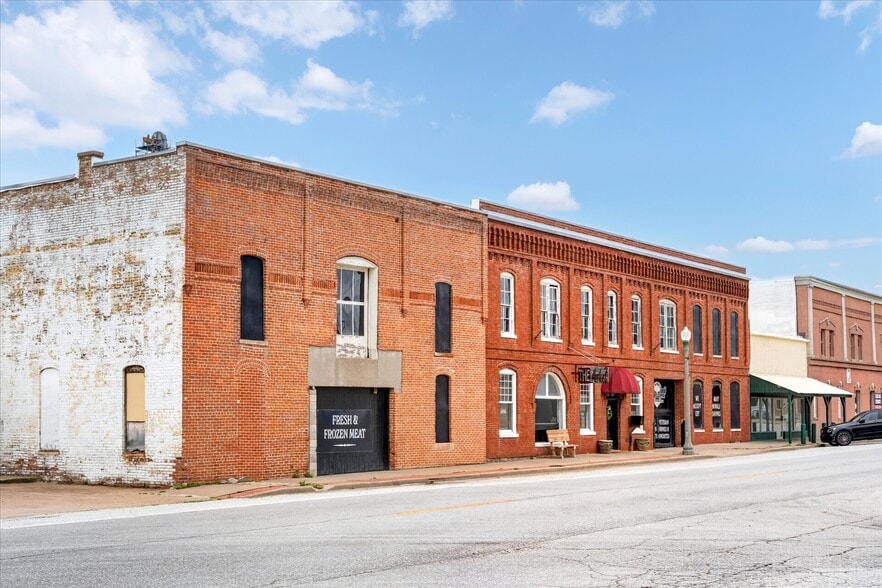 More Photos Of 33 W Olive St, Aurora General Retail For Sale