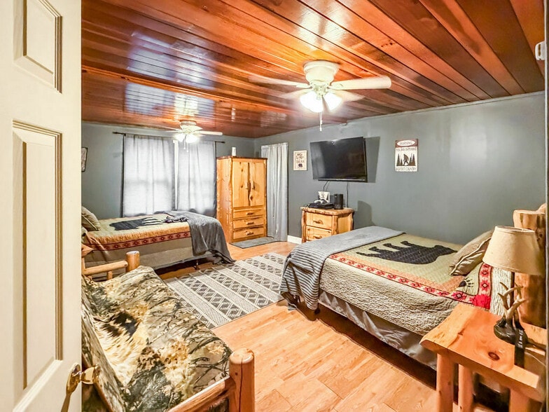 More Photos Of 740 River Rd, Gatlinburg Office For Sale