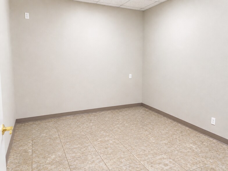 More Photos Of 10801 Brooklet Dr, Houston Warehouse For Lease