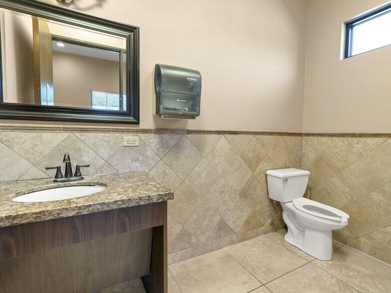 More Photos Of 714 S Peek Rd, Katy Medical For Lease