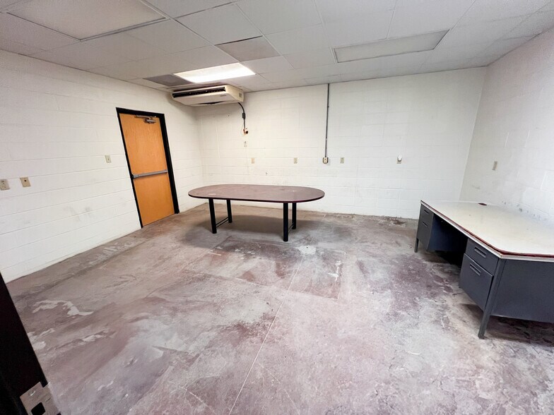 More Photos Of 3201 W Murphy St, Odessa Warehouse For Sale