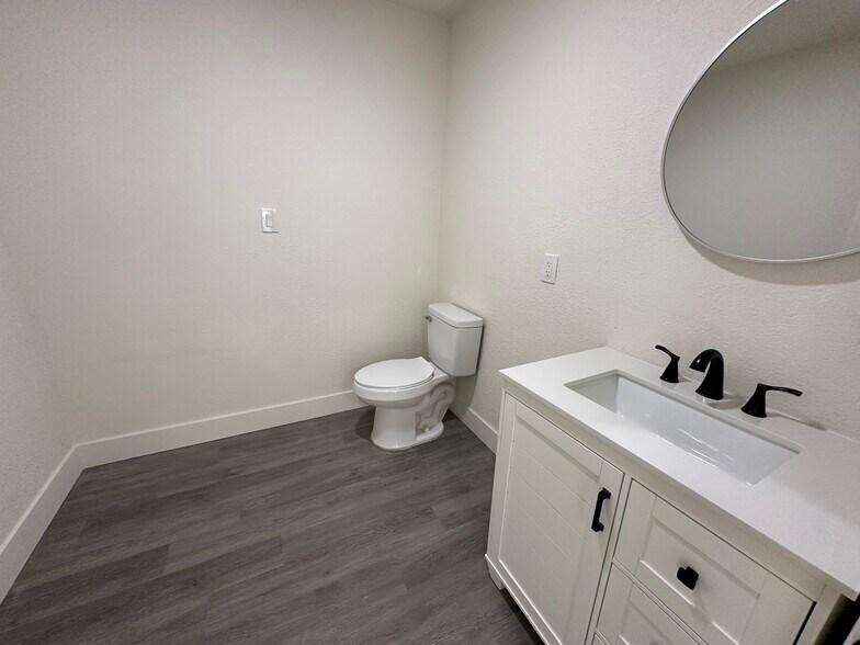 More Photos Of 890 Gentry Way, Reno Auto Repair For Sale