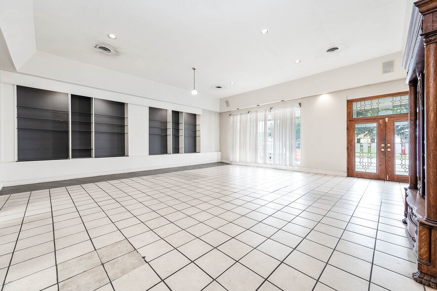 More Photos Of 101 E Monseratte St, El Campo Storefront For Sale