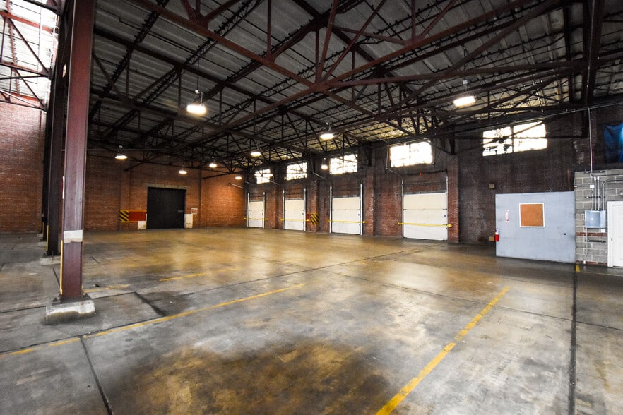 More Photos Of 1200 W 4th St, Granite City Warehouse For Lease