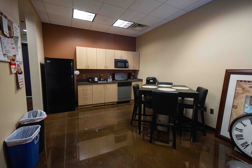More Photos Of 2222 W Parkside Ln, Phoenix Light Manufacturing For Sale