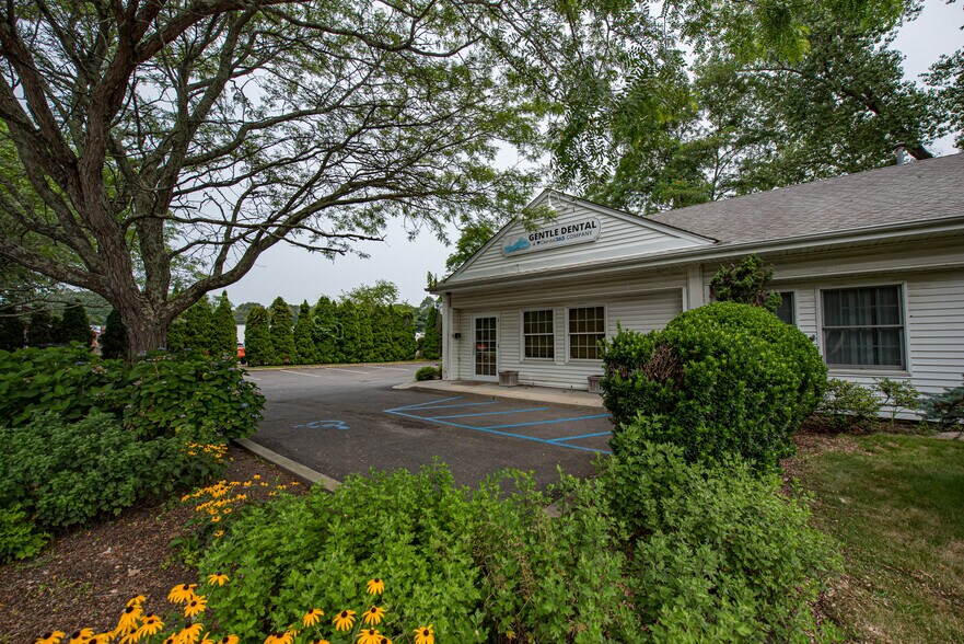 More Photos Of 63 Eastport Manor Rd, Eastport Office For Sale