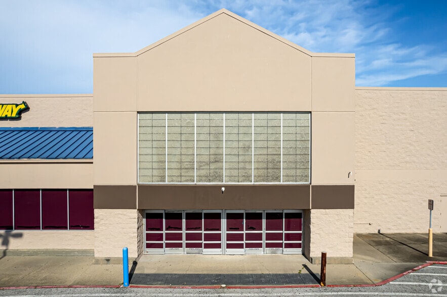 More Photos Of 1229 NW Evangeline Trwy, Lafayette Distribution For Sale