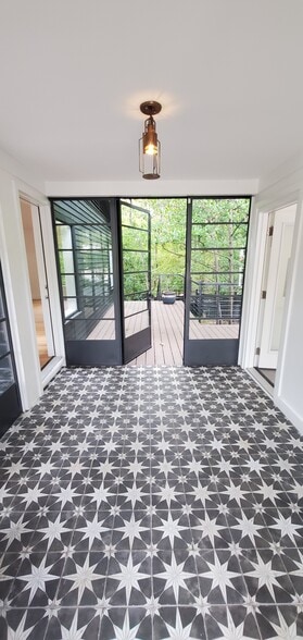 More Photos Of 1405 E 38th 1/2 St, Austin Office For Lease