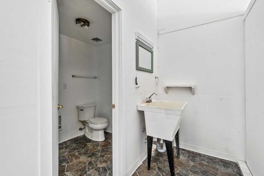 More Photos Of 4051-4061 N Highway 101, Eureka Warehouse For Sale