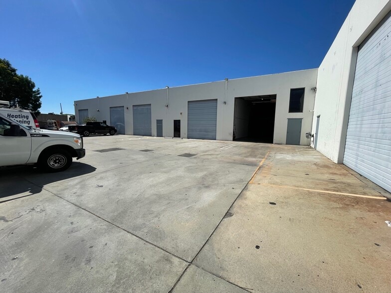More Photos Of 19428-19434 Business Center Dr, Northridge Warehouse For Lease