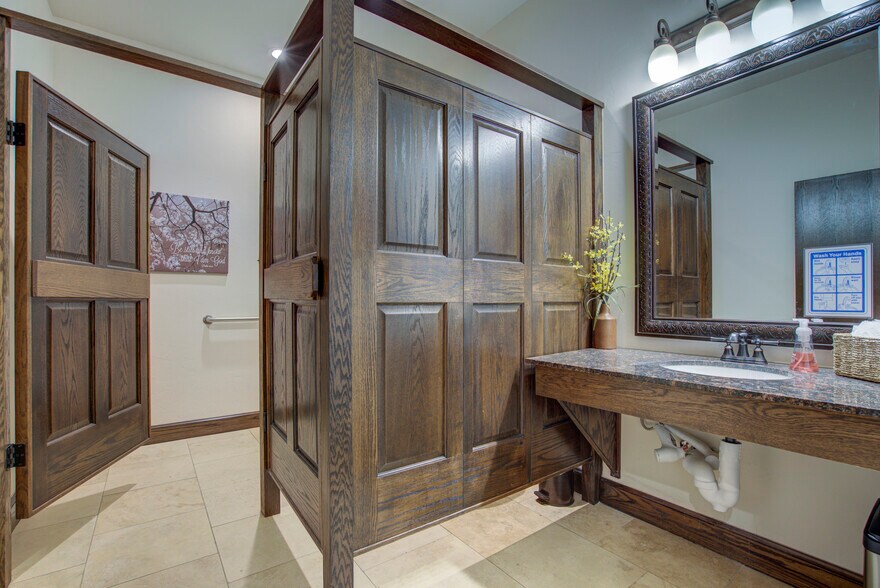 More Photos Of 1800 NE 135th St, Oklahoma City Office For Sale