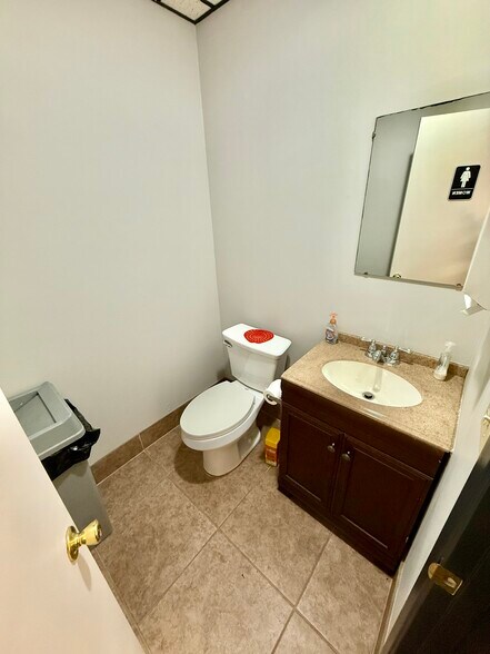 More Photos Of 702-708 Congress Park dr, Washington Township Warehouse For Lease