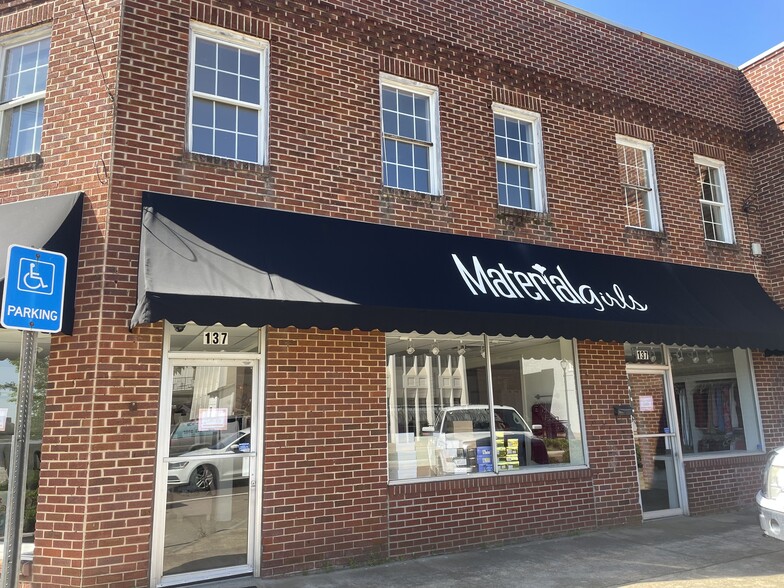 More Photos Of 141 W Government St, Brandon Storefront For Lease