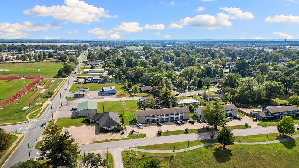 More Photos Of 1810 W Twin Springs St, Siloam Springs General Retail For Sale