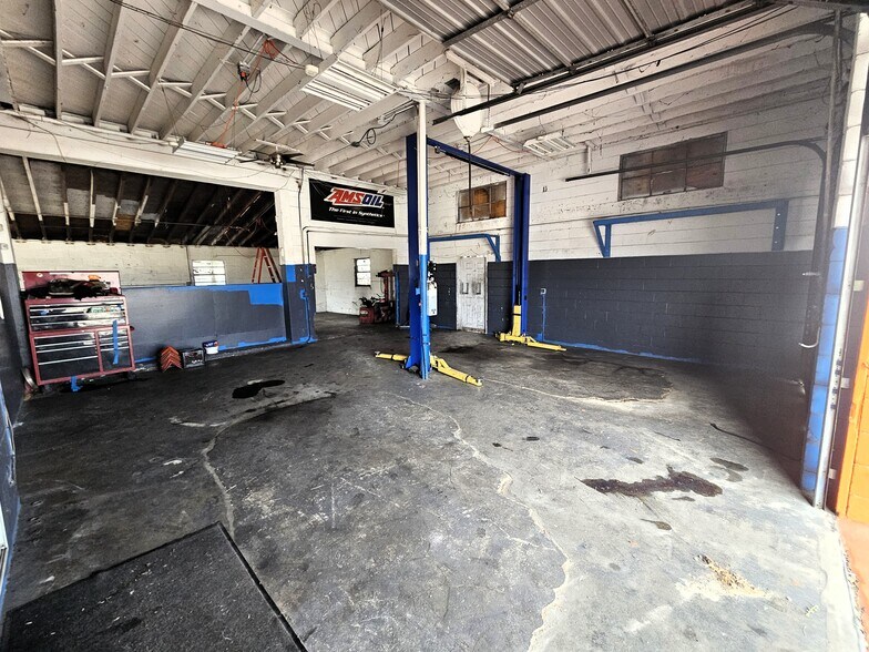 More Photos Of 15217 US 301, Dade City Office For Sale