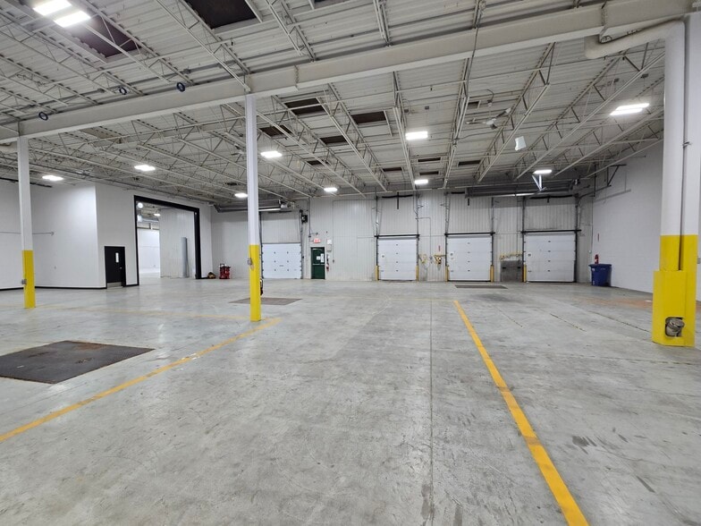 More Photos Of 2695 Av Dollard, Montréal Warehouse For Sale