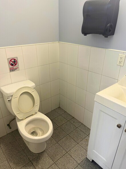 More Photos Of 250 Jackson Ave, Bronx Storefront Retail Office For Lease