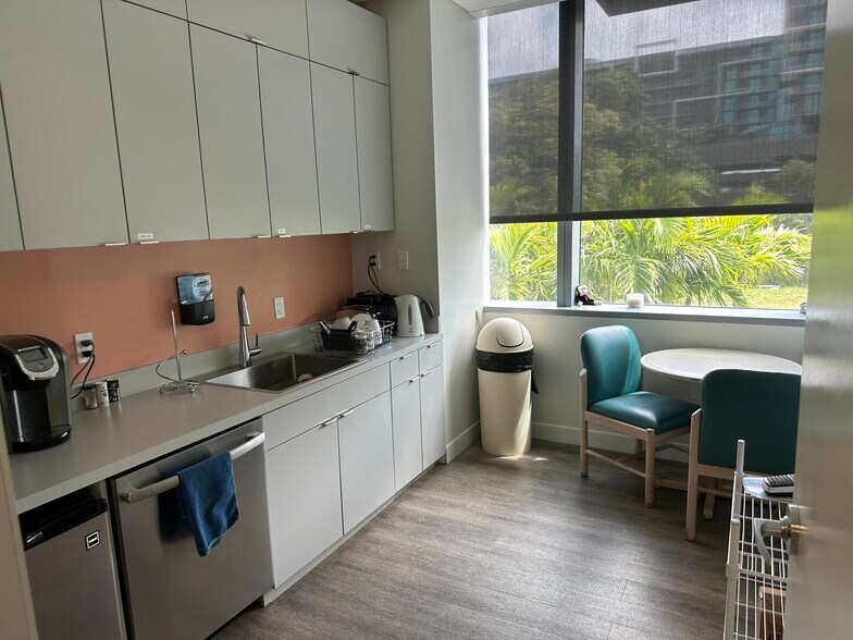 More Photos Of 21550 Biscayne Blvd, Aventura Medical For Lease