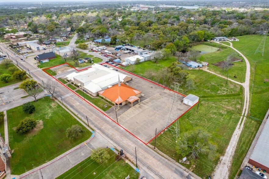 More Photos Of 406 E Main St, Clute Religious Facility For Sale