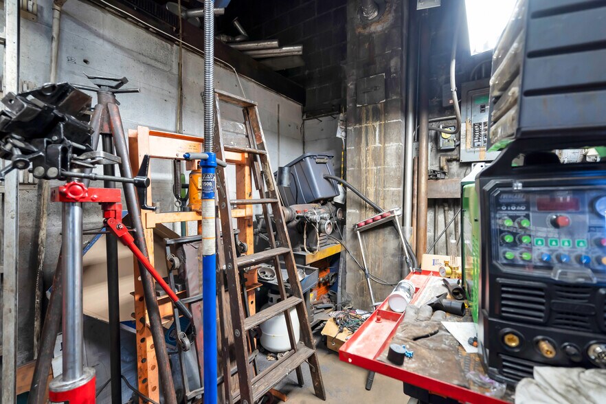 More Photos Of 3166 Ashby Rd, Saint Ann Auto Repair For Sale