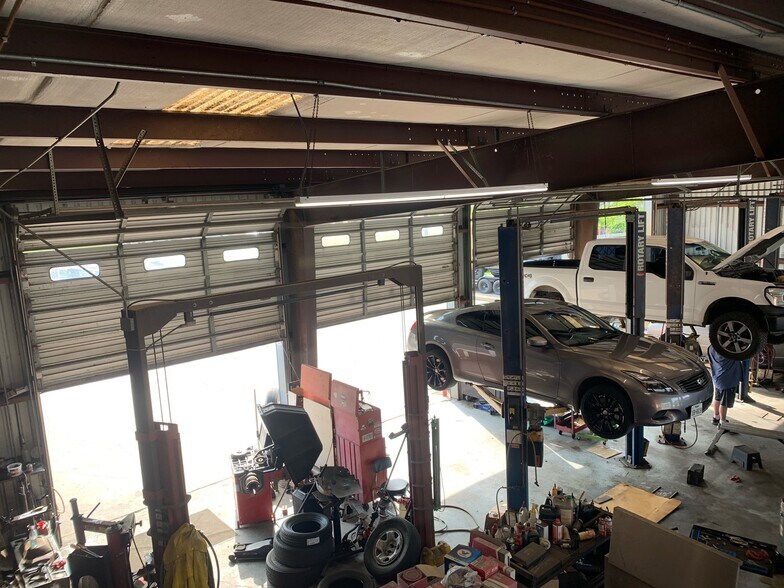 More Photos Of 200 Daniel Moore St, Portland Auto Repair For Sale