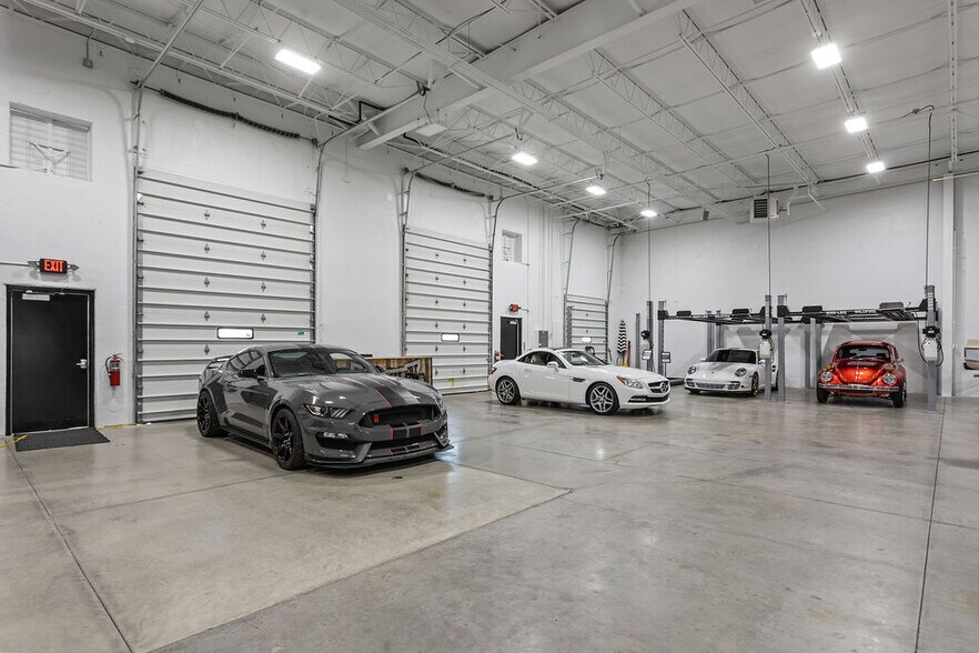 More Photos Of 3455 Centerpoint Dr, Grove City Warehouse For Lease