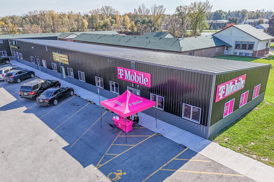 More Photos Of 1186 N Shawano St, New London General Retail For Lease