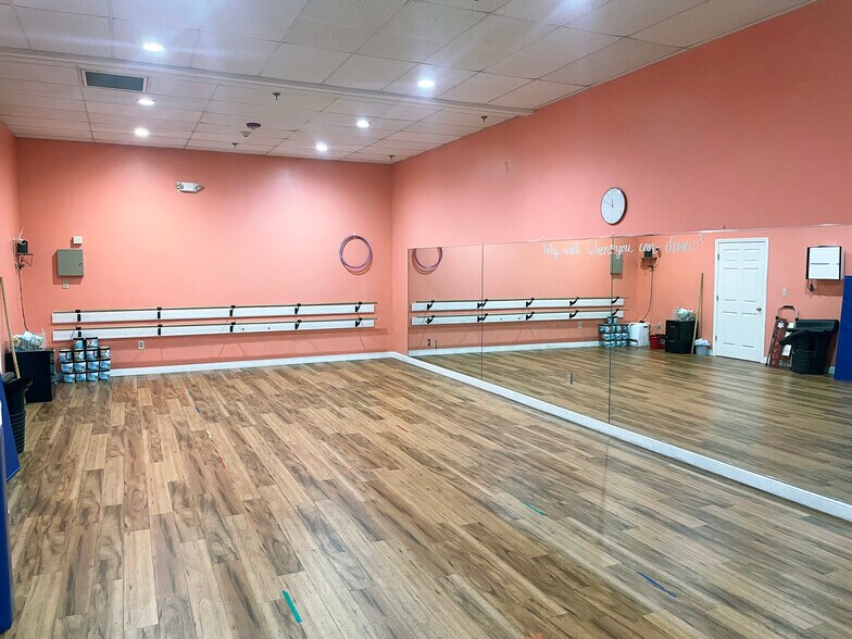 More Photos Of 379-391 S Broadway, Salem Unknown For Lease