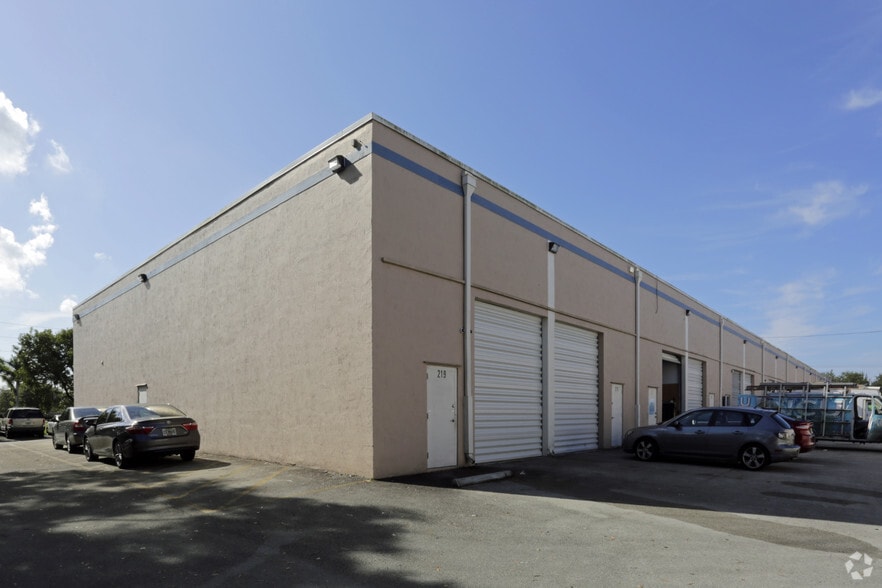 More Photos Of 4500 N Hiatus Rd, Sunrise Warehouse For Lease