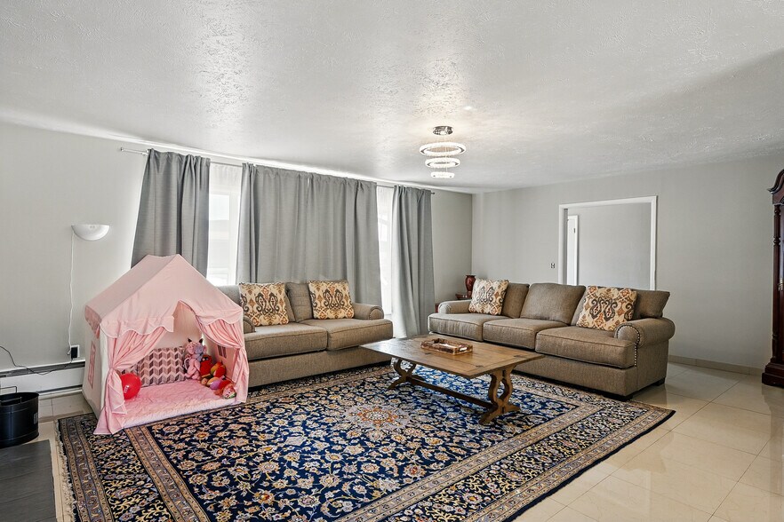 More Photos Of 91 E Main St, Bicknell Hotel For Sale