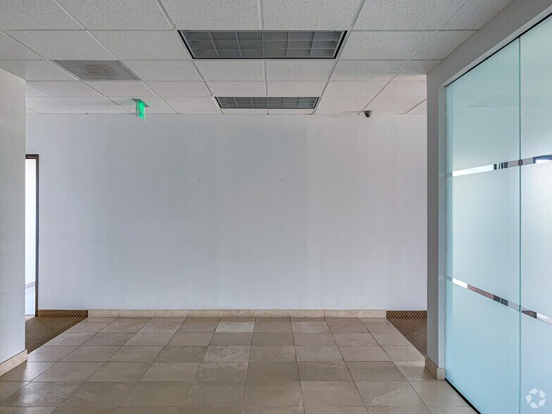 More Photos Of 11496 Luna Rd, Farmers Branch Flex For Lease