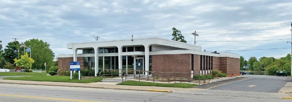 Primary Photo Of 132 E Main St, Hortonville Bank For Lease