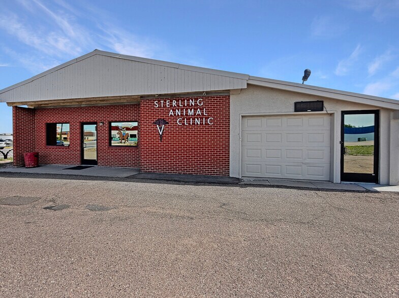 Primary Photo Of 1331 W Main St, Sterling Veterinarian Kennel For Sale