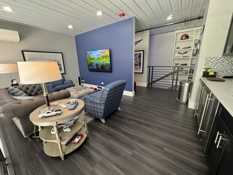 More Photos Of 2244 Ferry Rd, Naperville Flex For Sale