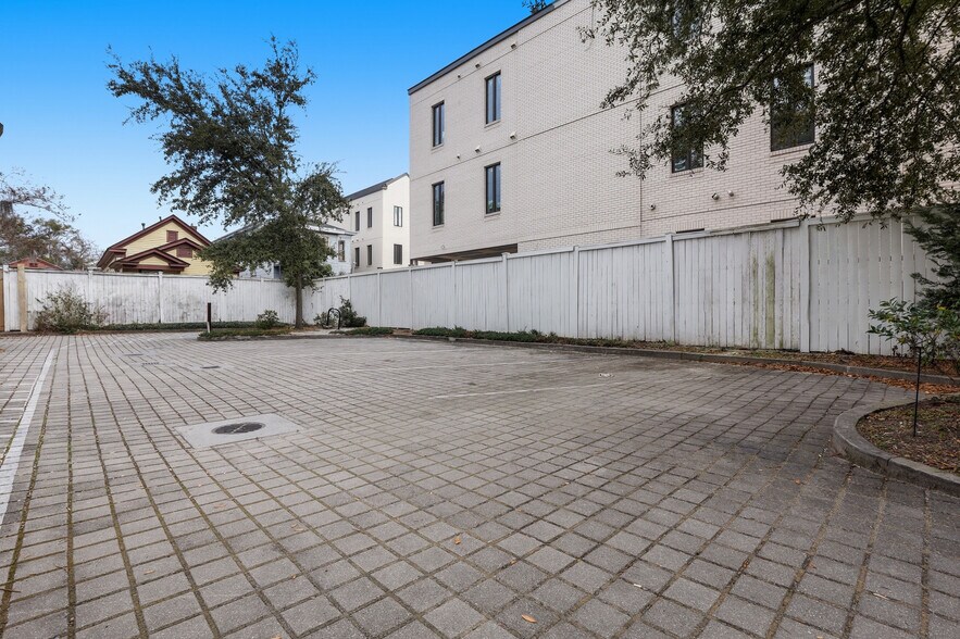 More Photos Of 422 W 43rd St, Savannah Storefront Retail Office For Lease