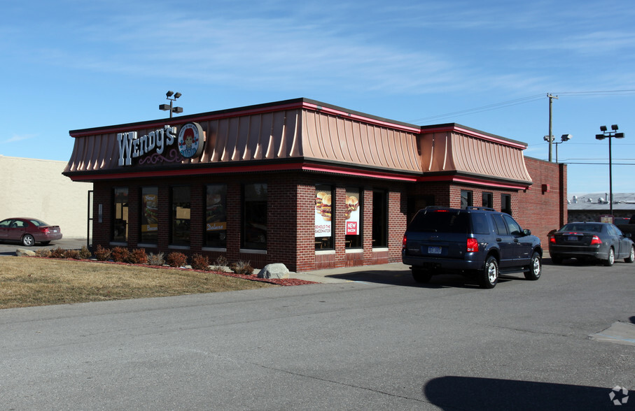 Primary Photo Of 32500 John R Rd, Madison Heights Fast Food For Lease